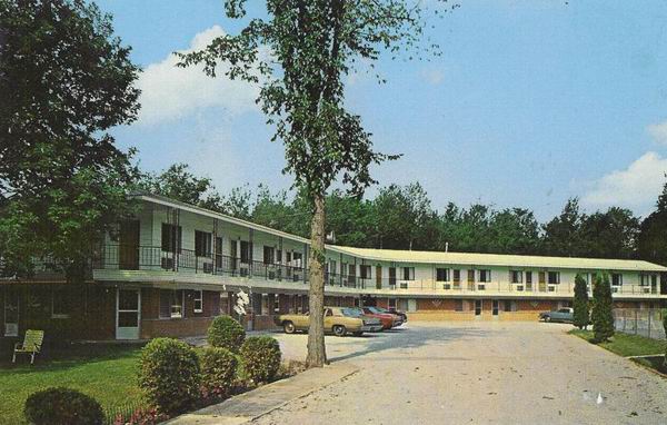 Flamingo Motel Mackinaw City (newer photo)